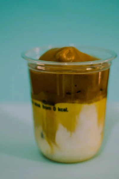 杯子里的冰咖啡 杯子里的咖啡奶油 — 图库照片