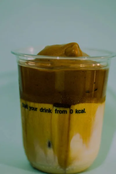 Caffè Latte Freddo Una Tazza Plastica Crema Caffè Bicchiere — Foto Stock