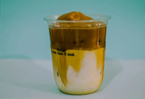 プラスチック製のマグカップの中のアイスラテコーヒー ガラスの中のコーヒークリーム — ストック写真