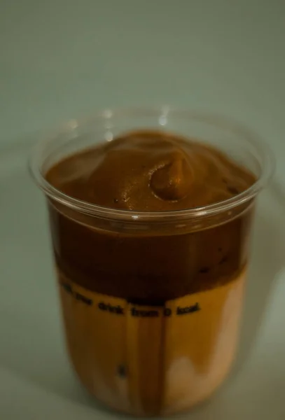 Latte Kaffe Plastmugg Kaffe Grädde Ett Glas — Stockfoto