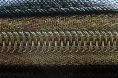 Siyah arka planda altın fermuar, altın plastik fermuar.