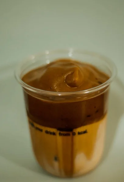 Latte Kaffe Plastmugg Kaffe Grädde Ett Glas — Stockfoto