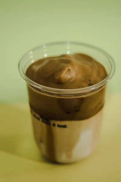 Eiskaffee Plastikbecher Kaffeesahne Glas — Stockfoto