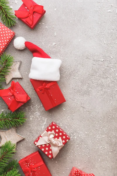Vánoční dárky se Santa čepice — Stock fotografie