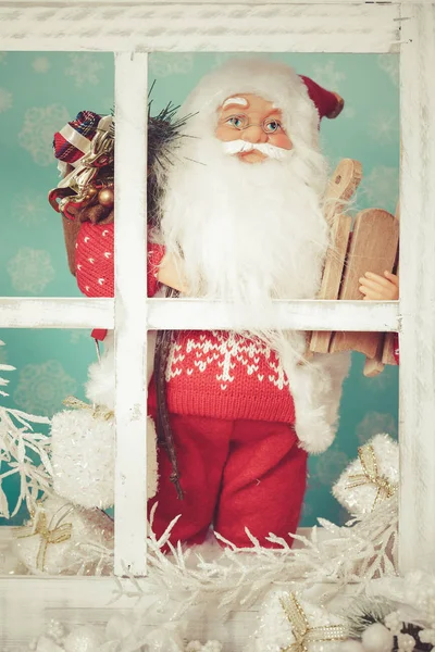 Vintage-Weihnachtsfenster mit Weihnachtsmann — Stockfoto