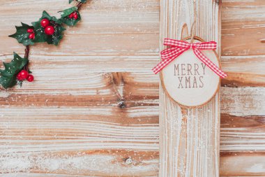 Merry Xmas ahşap işareti ve dekorasyon ahşap duvar üzerinde