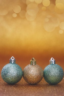 Noel baubles altın arka plan önünde