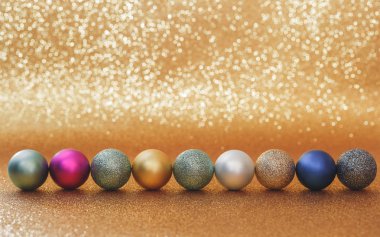 Noel baubles parlak altın zemin üzerine