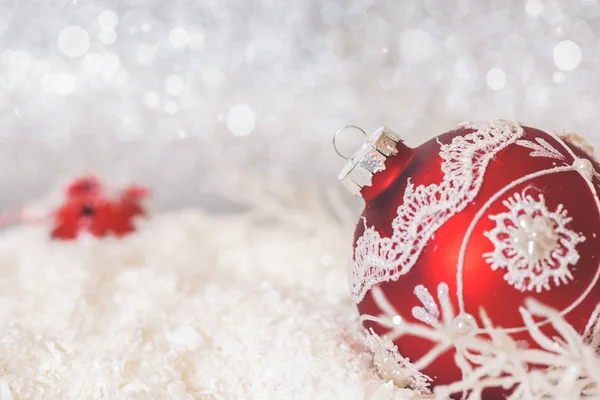 Bola roja de Navidad sobre fondo de vacaciones de brillo —  Fotos de Stock