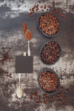 Kavrulmuş kahve çekirdekleri ve boş etiket