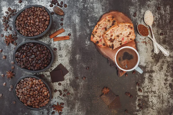 Kaffe i en kopp med tårta och kaffe bönor — Stockfoto