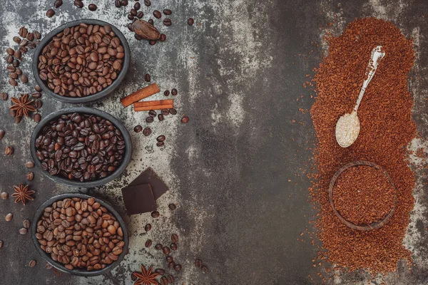 Selezione di chicchi di caffè tostato, cioccolato fondente, cannella e anice — Foto Stock