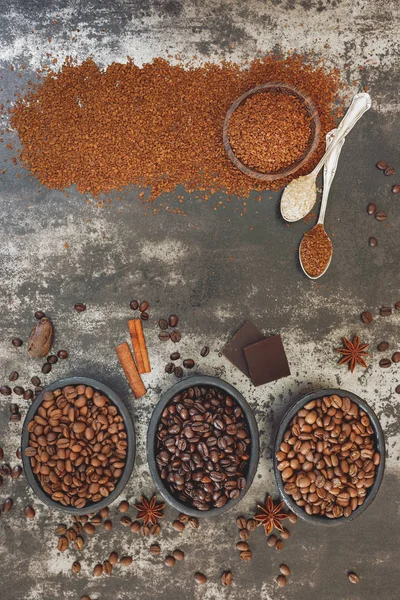 Vari tipi di chicchi di caffè tostato — Foto Stock