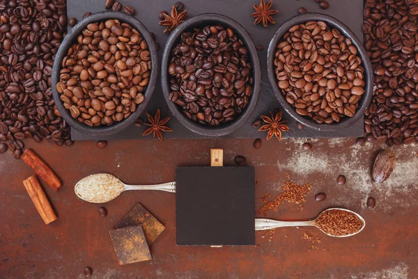 Chicchi di caffè tostati, cioccolato fondente, spezie e targhetta bianca — Foto Stock