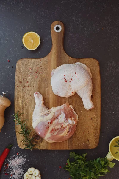Patas de pollo y muslos en una tabla de cortar —  Fotos de Stock