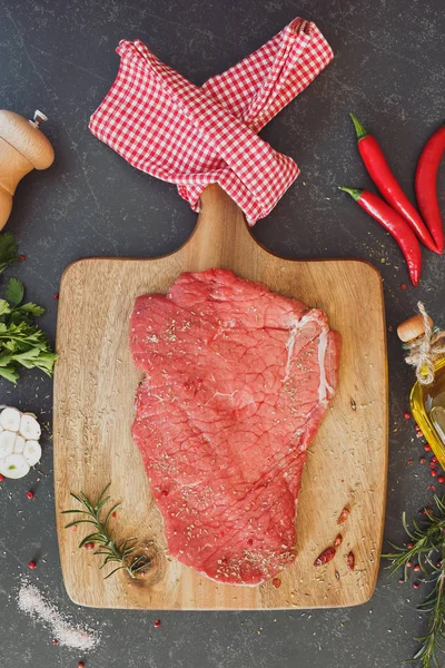 Raw beef steak with seasoning and herbs — Stock Photo, Image