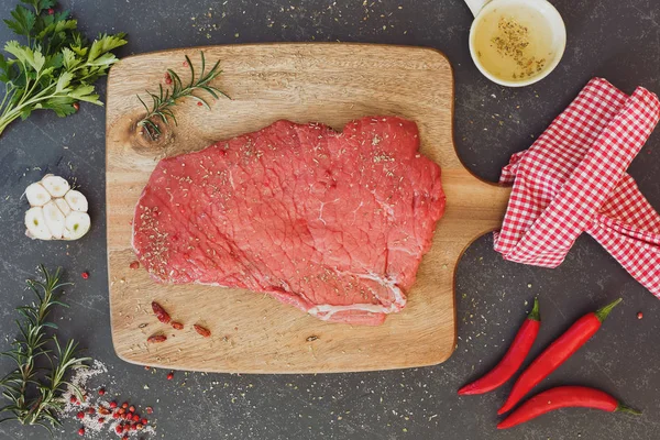 生牛肉牛排加盐和胡椒调味 — 图库照片