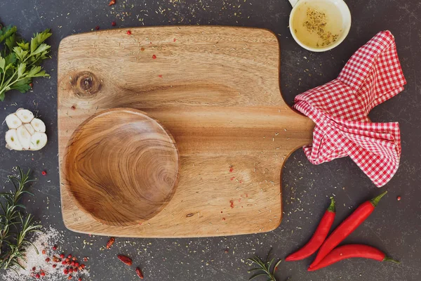 Tabla de cortar y ensaladera de madera con especias y hierbas — Foto de Stock