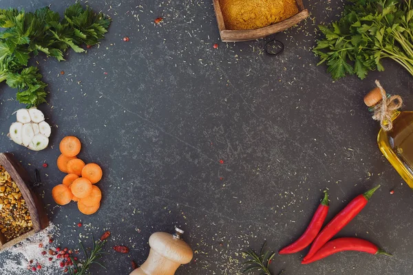 Grönsaks- och olika aromatiska färgstarka kryddor på rustik yta — Stockfoto