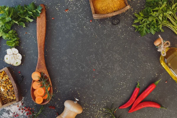 Diverses épices aromatiques et légumes avec espace vide — Photo