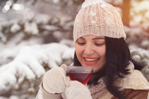 Žena pití čaje venku ve sněhu — Stock fotografie