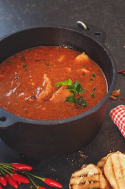 Balık çorbası dökme demir tencerede, yakın çekim