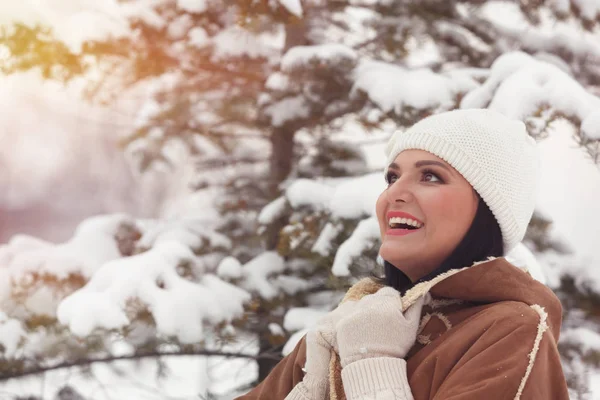 Krásná žena v zimě venkovní — Stock fotografie