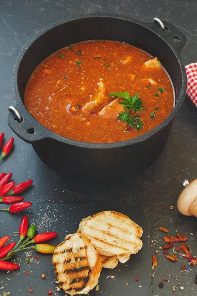 Chowder ryb w żeliwnym garnku — Zdjęcie stockowe