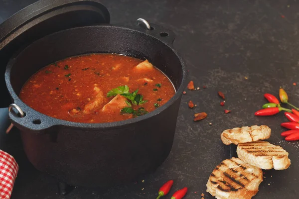 Chowder ryb w żeliwnym garnku — Zdjęcie stockowe