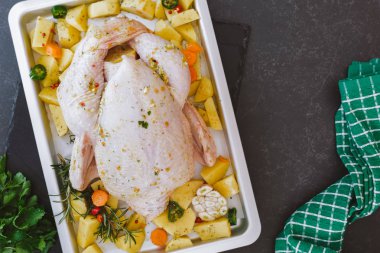 Ot ve limon bir yatakta patates kavurma tavada tavuk dolması