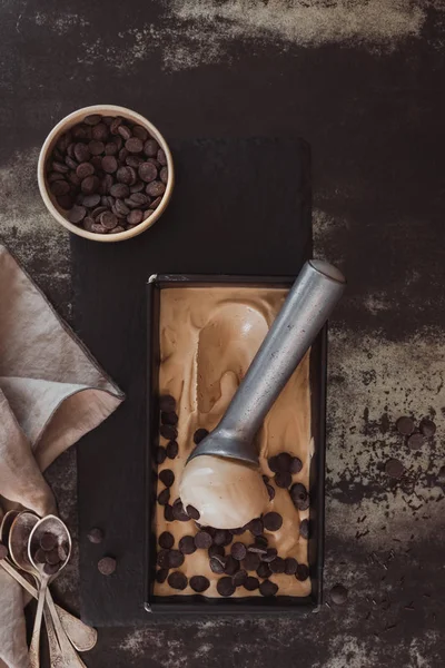 Glass med skopa och mörk choklad chips i skål — Stockfoto