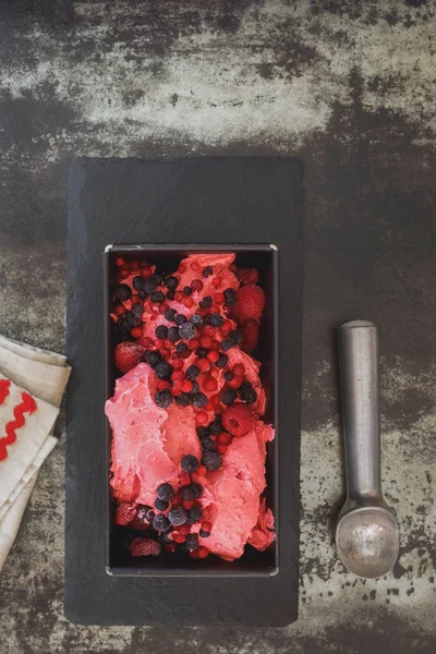 Беррі морозиво з заморожені ягоди на вершині — стокове фото