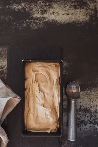 Helado casero con cuchara —  Fotos de Stock