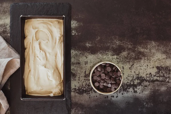 Zelfgemaakt ijs met donkere chocolade chips — Stockfoto