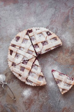 Pudra şekeri ile kafes üst vişneli tart