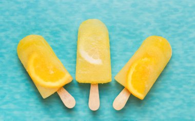 Meyve dondurma şeker mavi bir yüzey üzerinde