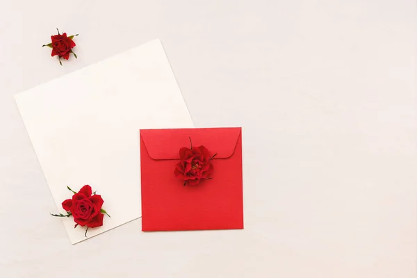 Çiçekler ve zarf arka plan — Stok fotoğraf