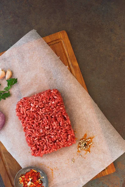 Carne macinata cruda su carta da macello — Foto Stock