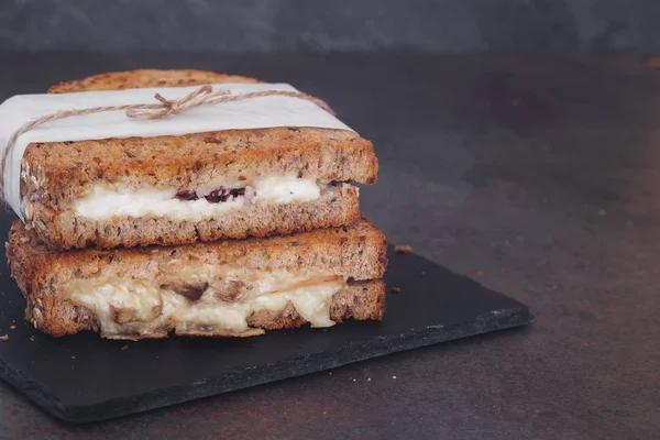 Grahamsemla smörgåsar med getost, tranbär och svamp — Stockfoto