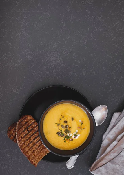 Otlar ile krem kabak ve tatlı patates çorbası