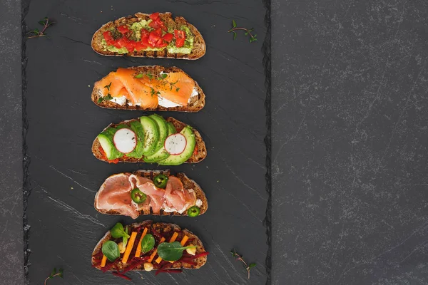 Разнообразие цельнозерновых бутербродов с различными начинками — стоковое фото
