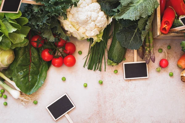 新鲜的春蔬菜帧和空白的黑板标签菜单或价格 — 图库照片
