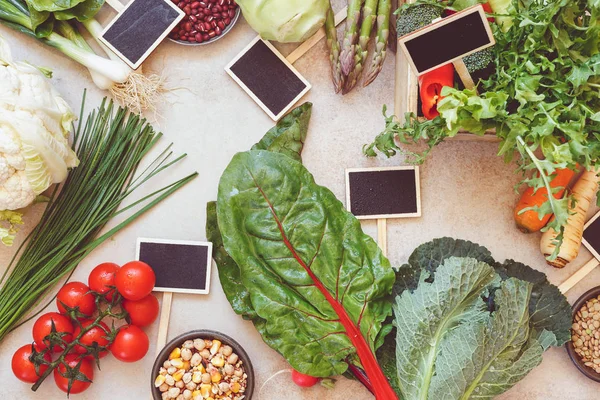 Taze bahar sebze çerçeve ve boş yazı tahtası etiket menü veya fiyat beton arka plan üzerinde — Stok fotoğraf