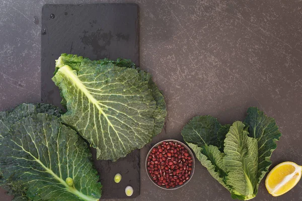 Salada de feijão de couve e adzuki, preparando alimentos — Fotografia de Stock