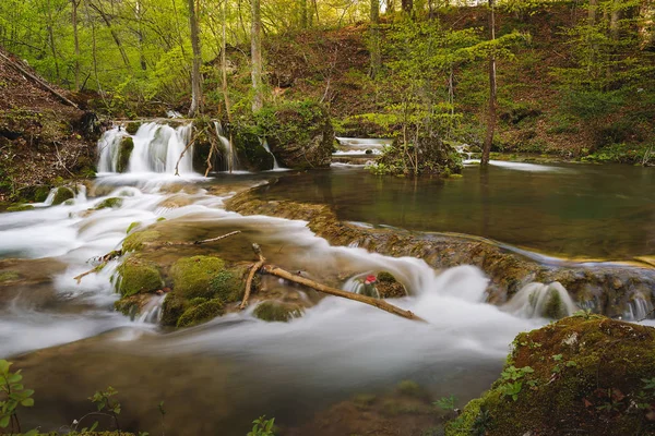 美丽的小瀑布和急流上春天山的一条河流 — 图库照片