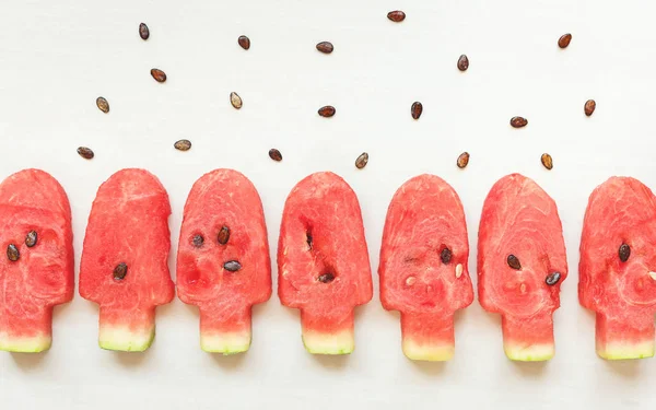 La sandía aparece con rodajas de melón sobre fondo blanco. Vista superior, plano —  Fotos de Stock