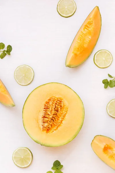 Mitad melón melón y rodajas y lima —  Fotos de Stock