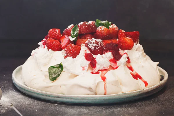 Delicious pavlova cake with strawberries — Stock Photo, Image