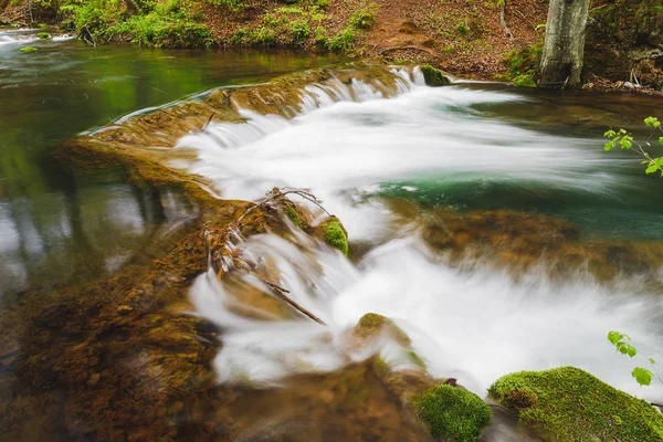 山区河流与生苔的岩石，在春天，Grza 河，塞尔维亚 — 图库照片