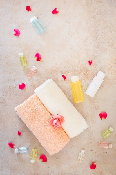 Flor de rosa y aceites esenciales, spa y aromaterapia bodegón —  Fotos de Stock